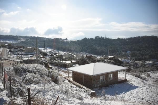 İzmir'in yüksek kesimlerine kar yağdı