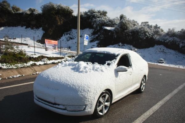 İzmir'in yüksek kesimlerine kar yağdı