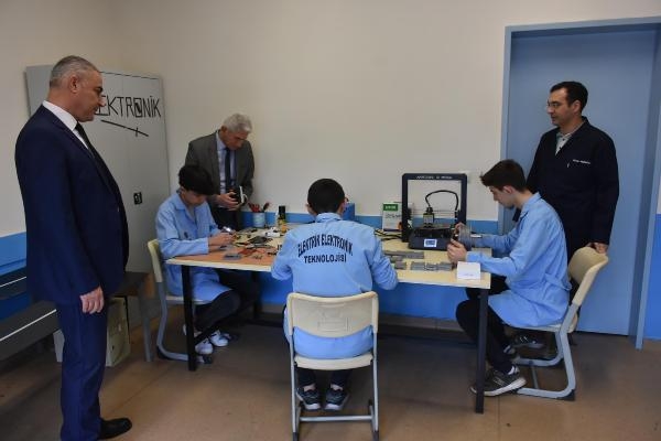 Liselilerden, depremzedeler için güneş enerjili taşınabilir şarj cihazı