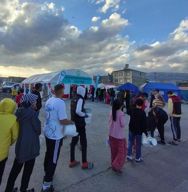 Manisa'da depremzedelere iftar yemeği ve sahur kahvaltısı