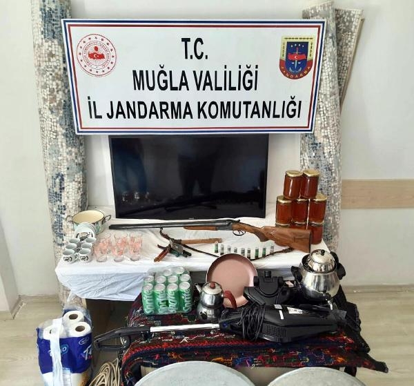 Market deposundan mal çalan çift tutuklandı