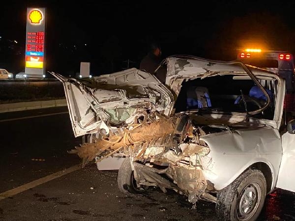 Otomobil traktöre arkadan çarptı: 3 yaralı
