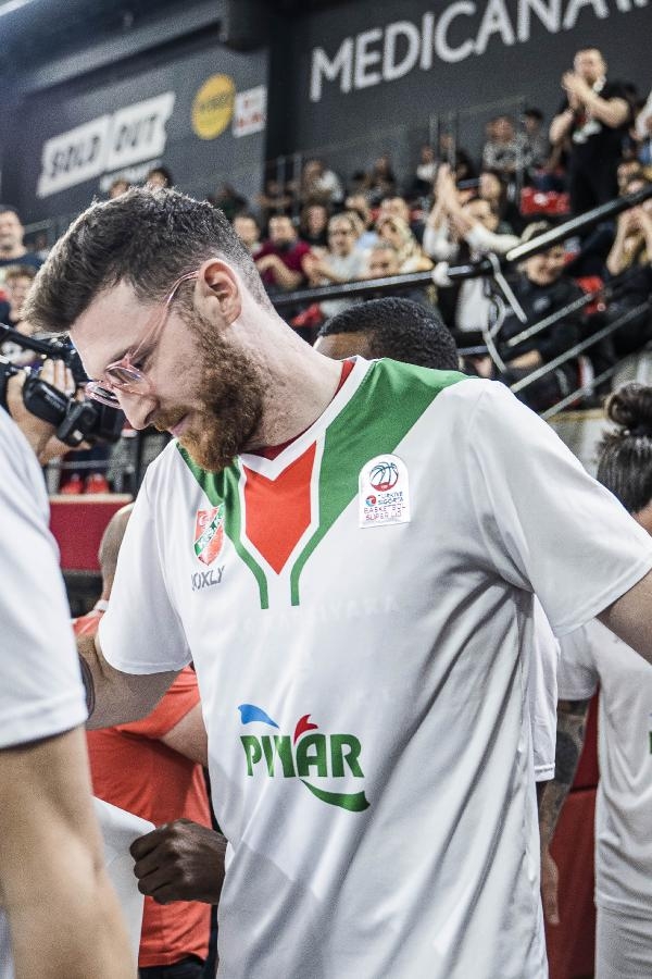Pınar Karşıyaka'dan kansere karşı pembe gözlük