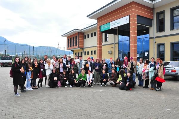 Romanya ve Polonyalı öğrenciler, çocuklara pelüş oyuncak getirdi