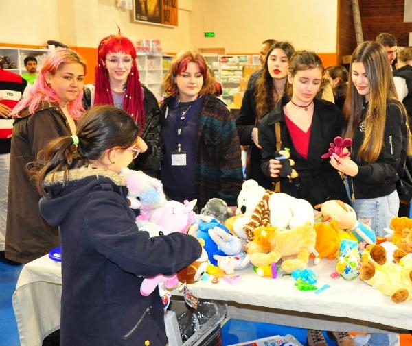 Romanya ve Polonyalı öğrenciler, çocuklara pelüş oyuncak getirdi