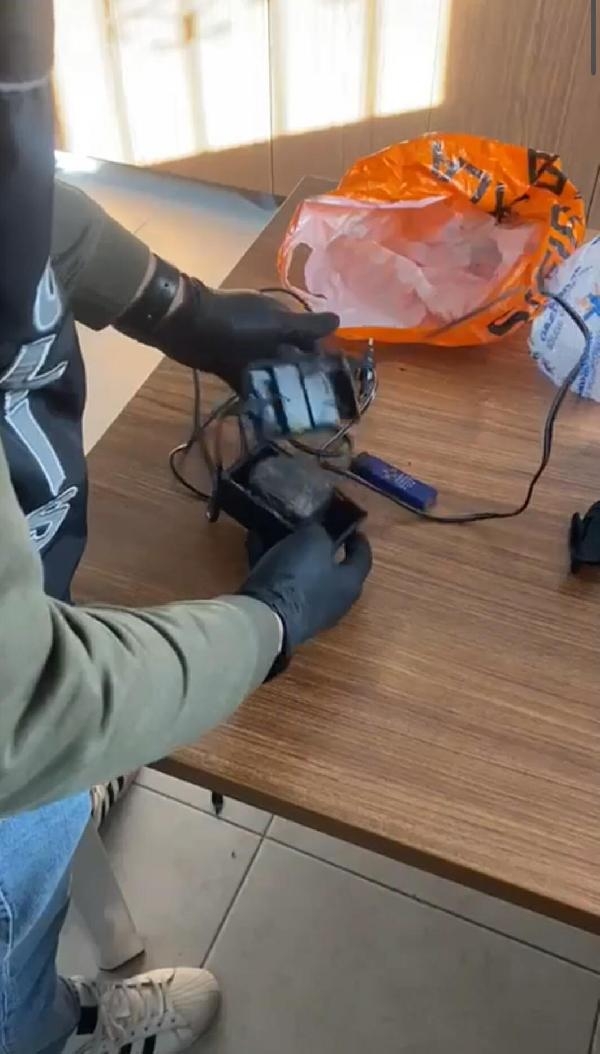 Uyuşturucuyu şarj aletinin içine gizledi, yakalandı