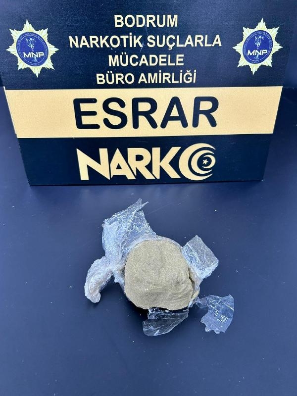 Uyuşturucuyu şarj aletinin içine gizledi, yakalandı