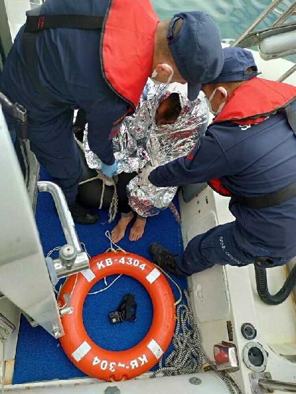 Yüzerek kaçmak istedi, az kalsın donuyordu