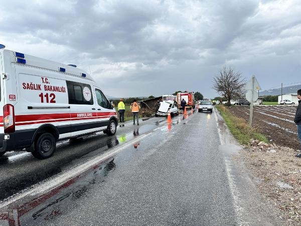 Akhisar'da kaza! Otomobil ile kamyon çarpıştı; 2 ölü