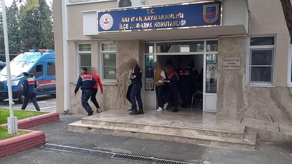 Akhisar'da 'kökünü kurutma' baskını: 25 gözaltı