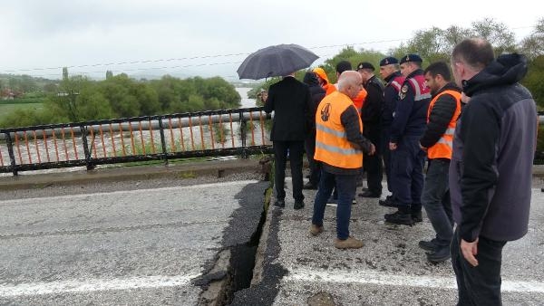 Balıkesir'de yaşanan selde, Kepsut köprüsünde çökme oldu