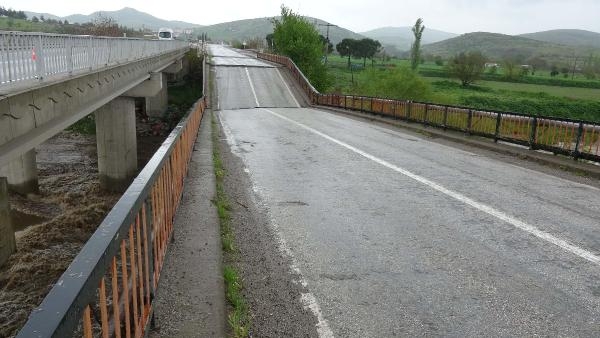 Balıkesir'de yaşanan selde, Kepsut köprüsünde çökme oldu