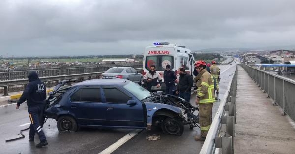 Bariyerlere çarpan otomobilin motoru metrelerce savruldu; sürücü yaralı