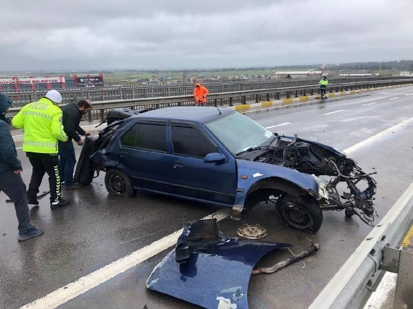 Bariyerlere çarpan otomobilin motoru metrelerce savruldu; sürücü yaralı