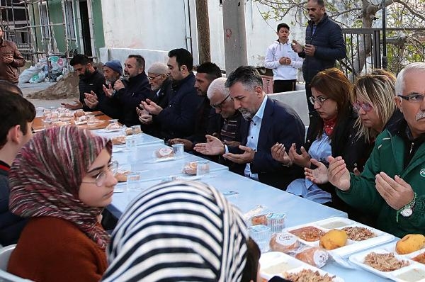 Bayraklı Belediyesi Başkanı Sandal, depremzedeler için iftar verdi