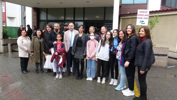 Bir okulun saçları kanser hastalarına peruk oldu