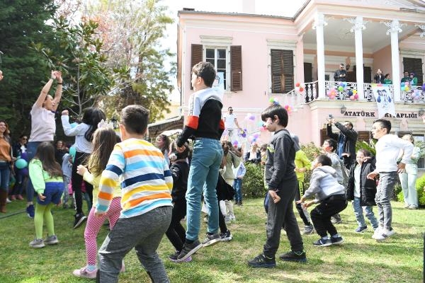 Bornova'da depremzede çocuklar için moral etkinliğinde eğlendi