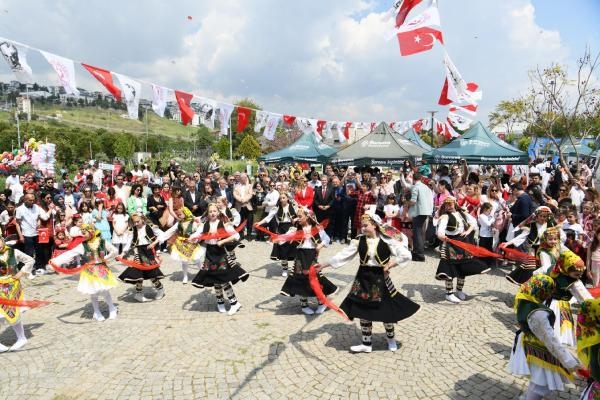 Bornova'da şölen gibi 23 Nisa! Gökyüzü uçurtmalarla renklendi
