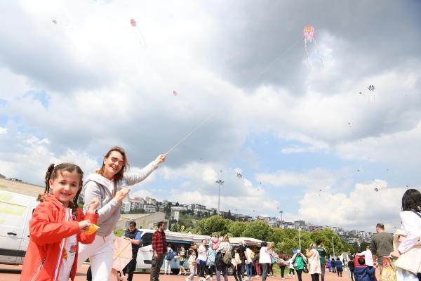 Bornova'da şölen gibi 23 Nisa! Gökyüzü uçurtmalarla renklendi