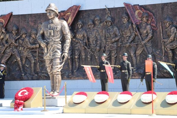 Çanakkale Kara Savaşları'nın 108. yıl dönümünde şehitler anıldı