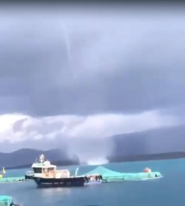 Çeşme açıklarında hortum kamerada