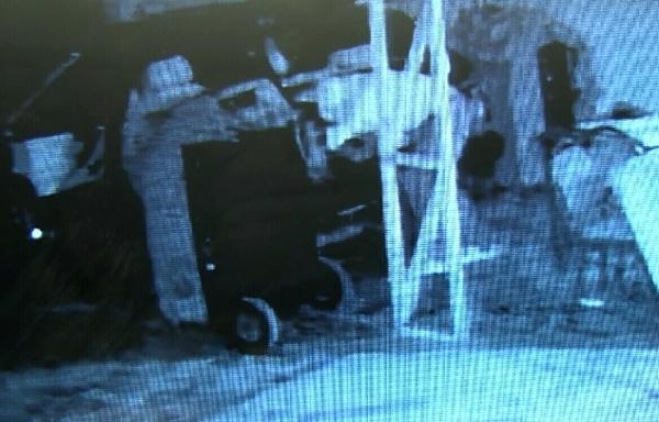 Çikolata yiyip enerji içeceği içerek malzemeleri çaldı