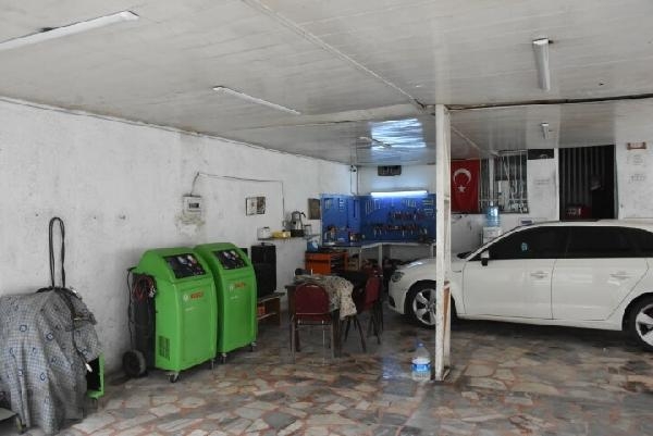Çikolata yiyip enerji içeceği içerek malzemeleri çaldı