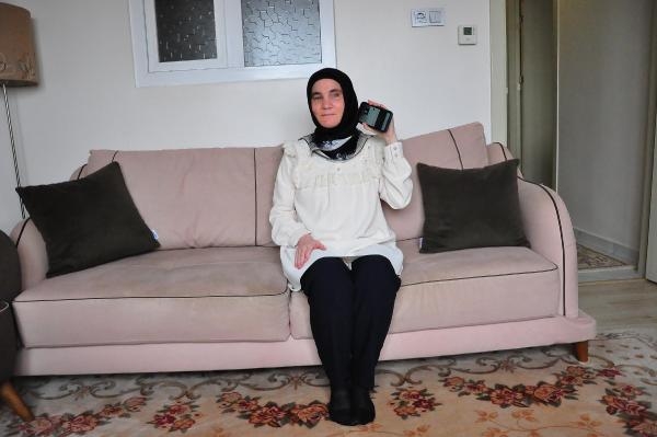 Ders notlarını ses kaydıyla dinleyen görme engelli Hülya, üniversiteyi bitirdi