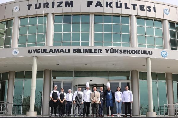 Gastronomi öğrencileri ve Alman şef, işitme engellilere aşçılık eğitimi için mutfağa girdi