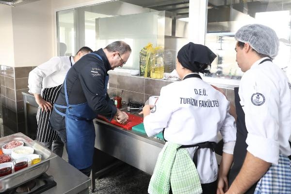 Gastronomi öğrencileri ve Alman şef, işitme engellilere aşçılık eğitimi için mutfağa girdi