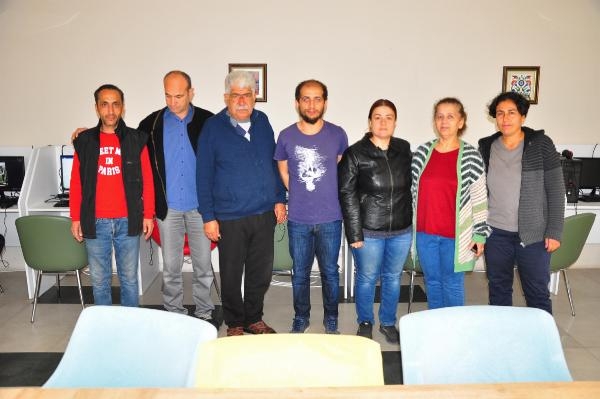 Hatay'da enkazdan kurtardığı komşusuna bilgisayar dersi veriyor