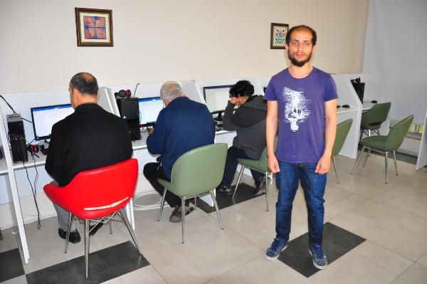 Hatay'da enkazdan kurtardığı komşusuna bilgisayar dersi veriyor