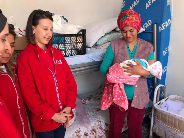 İslahiye konteyner kentinin ilk bebeği 'Ayşegül'