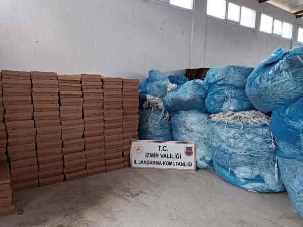 İzmir'de 1,5 ton kaçak tütün ele geçirildi: 3 gözaltı