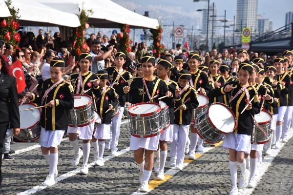 İzmir'de 23 Nisan coşkuyla kutlandı