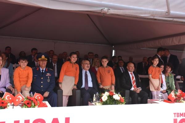İzmir'de 23 Nisan coşkuyla kutlandı