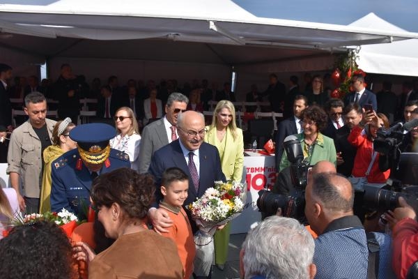 İzmir'de 23 Nisan coşkuyla kutlandı