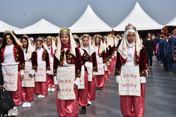 İzmir'de 23 Nisan coşkuyla kutlandı