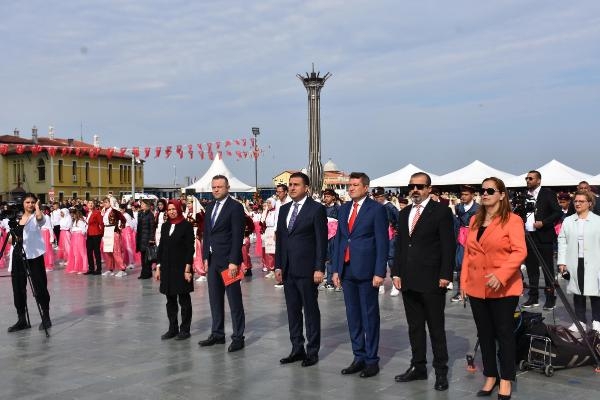 İzmir'de 23 Nisan coşkuyla kutlandı