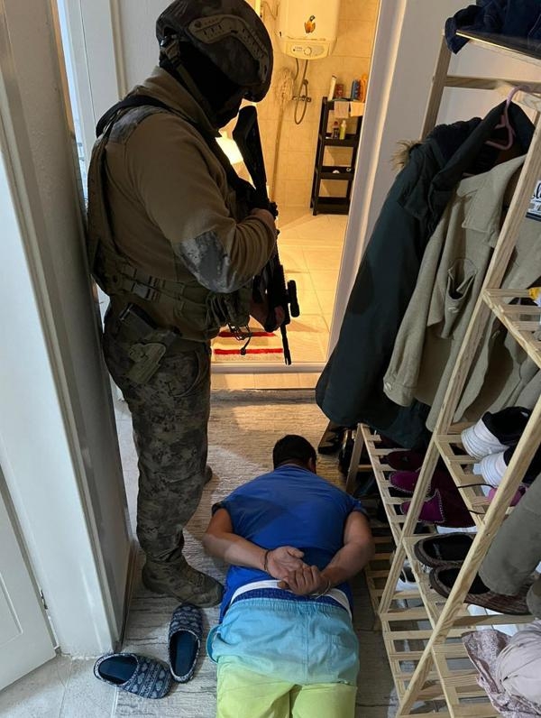 Kapılar 'koçbaşıyla' kırıldı; 31 gözaltı