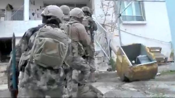 Kapılar 'koçbaşıyla' kırıldı; 31 gözaltı