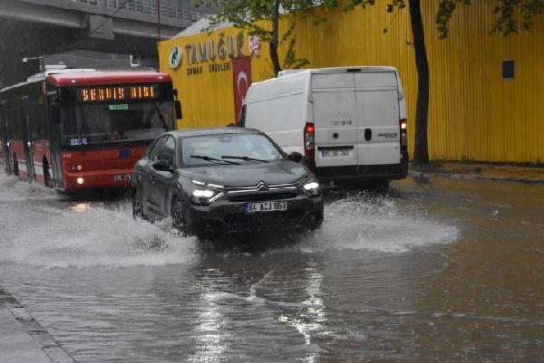 Kemeraltı'nı yine su bastı! Esnaf tepkili