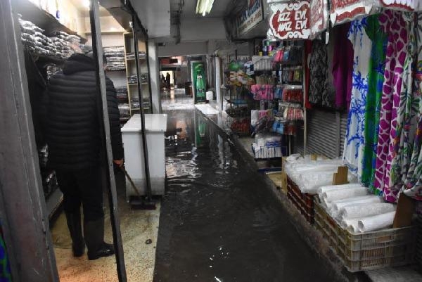 Kemeraltı'nı yine su bastı! Esnaf tepkili
