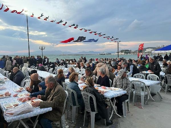 Kuşadalılar, belediyenin düzenlediği iftar yemeğinde buluştu
