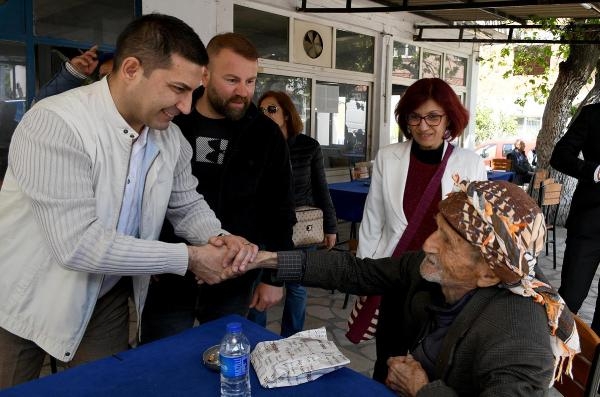 Kuşadası Belediye Başkanı Günel, sokaklarda halkın derdini dinliyor