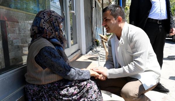 Kuşadası Belediye Başkanı Günel, sokaklarda halkın derdini dinliyor