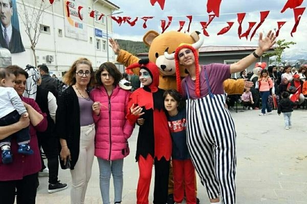 Muğla'da depremzede çocuklar şenlikte eğlendi