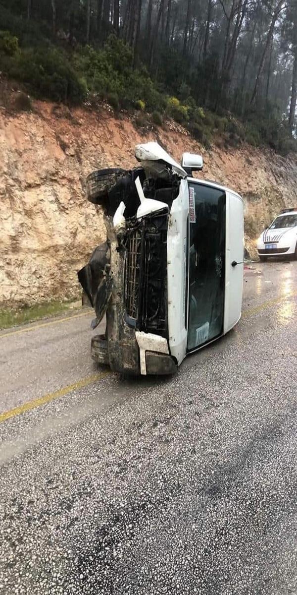 Servis minibüsü devrildi: 8'i öğretmen 10 yaralı