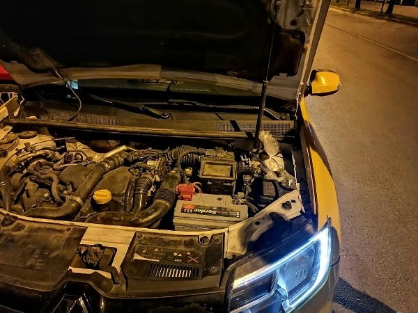 Taksici, aracın motorunda uyuşturucu sakladı
