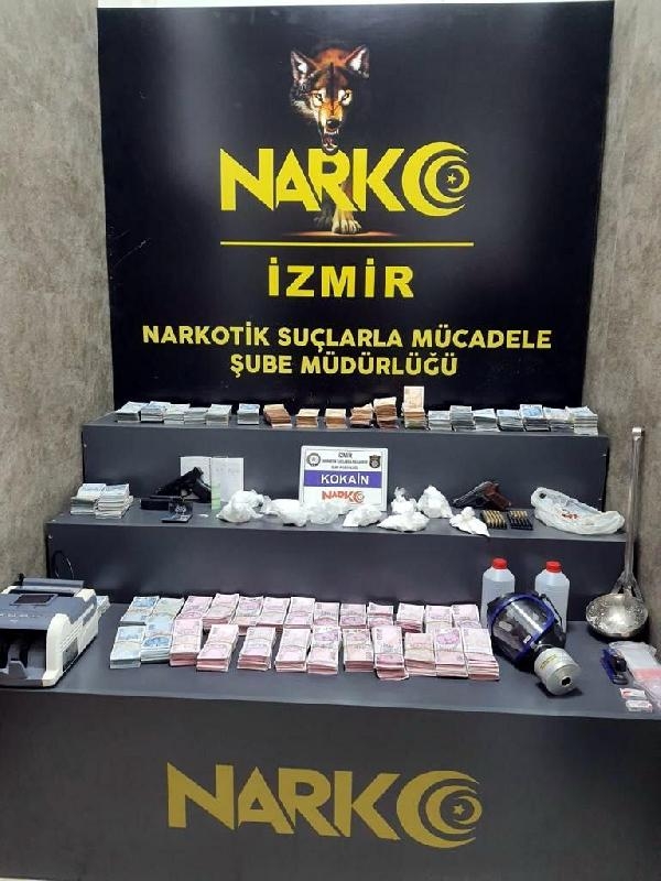 Taksici, aracın motorunda uyuşturucu sakladı
